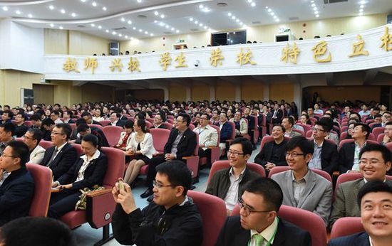 2014年5月4日，韩正来到青年会堂与上海青年交流