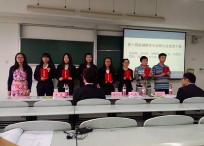 (武娟老师为优秀团学干部、团学干事颁奖) (武娟老师为优秀团学干部、团学干事颁奖)